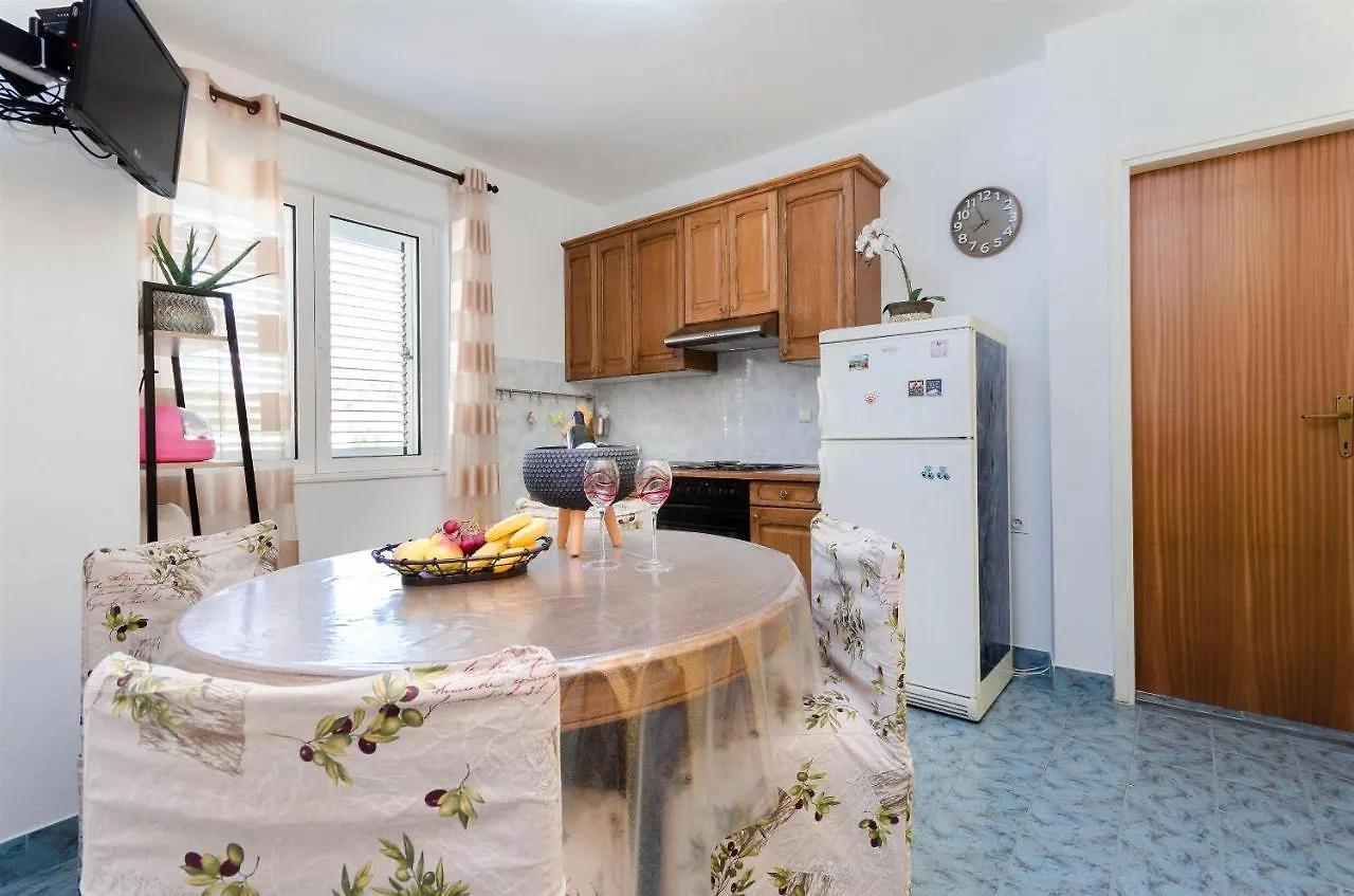 Apartments Marotin Palit 0*,